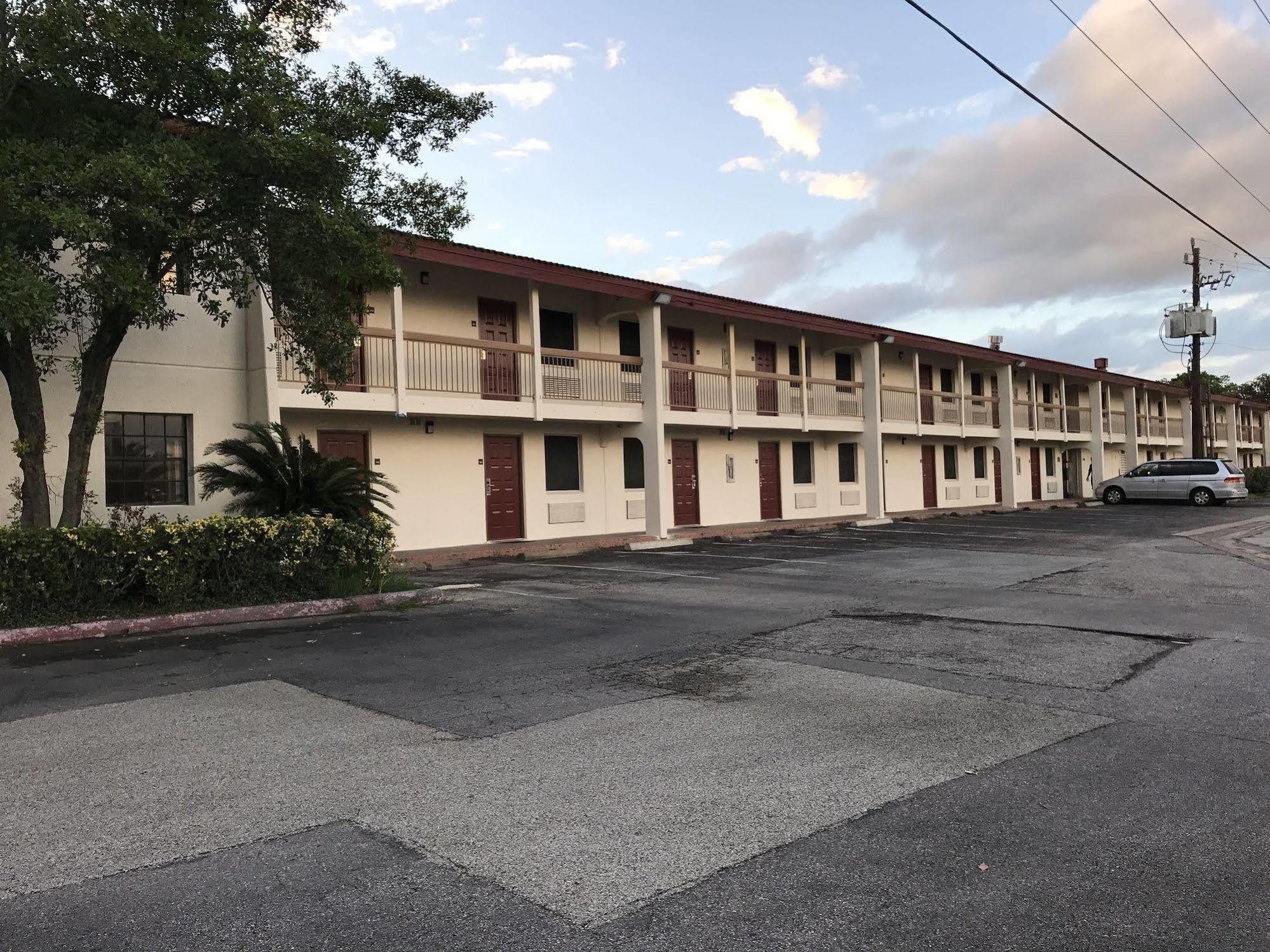 Red Roof Inn Houston East I-10 Exterior foto